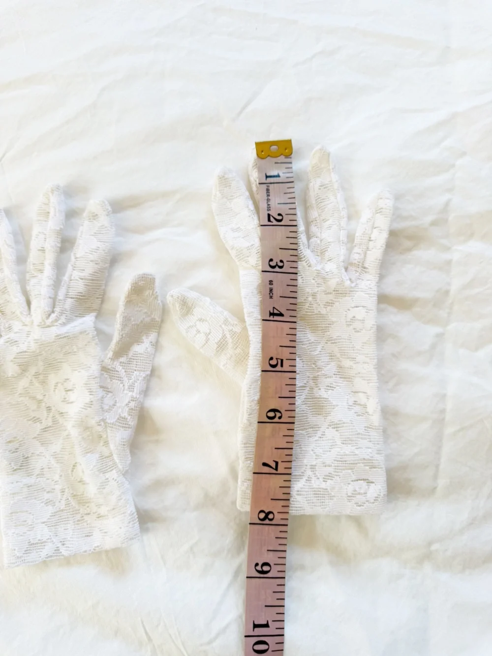 VINTAGE White Floral Lace Wrist Length Gloves